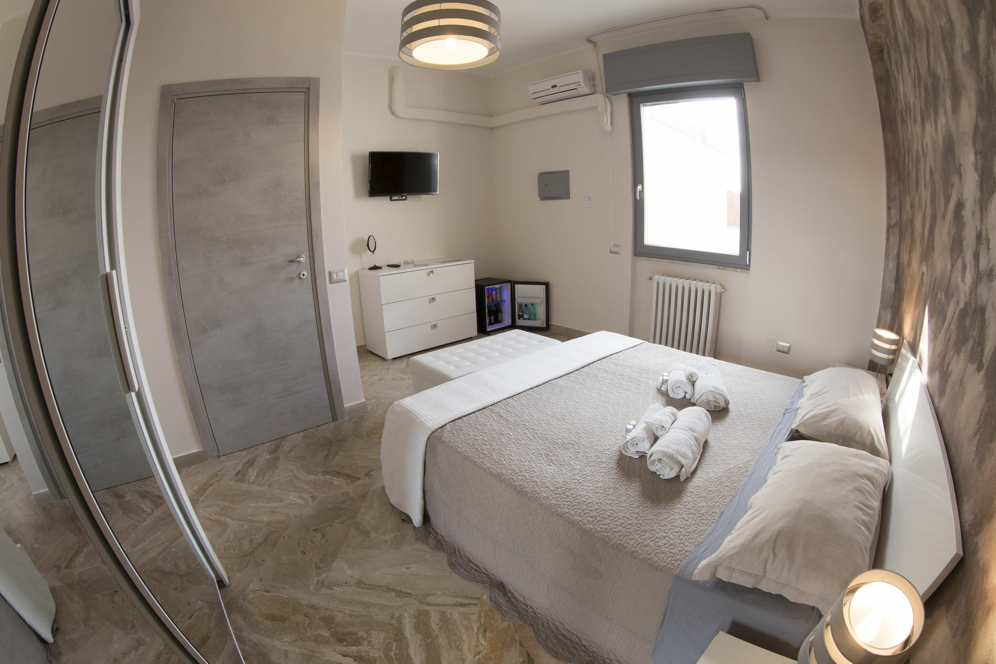 Penthouse Station Luxury Suites & Apartment Бриндизи Екстериор снимка