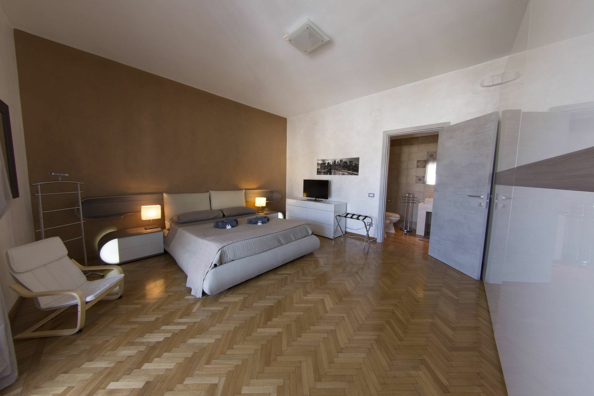 Penthouse Station Luxury Suites & Apartment Бриндизи Екстериор снимка