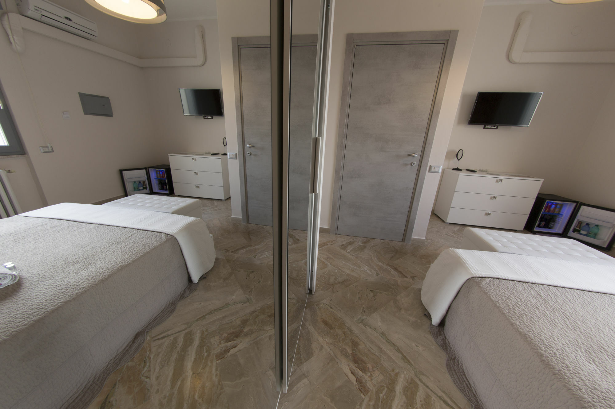 Penthouse Station Luxury Suites & Apartment Бриндизи Екстериор снимка